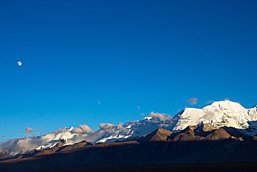 雪山和满月