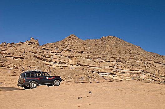 运动型多功能车,攀登,石头,阿卡库斯,山峦,撒哈拉沙漠,费赞,利比亚,北非