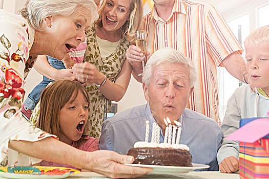 男人,围绕,家庭,吹灭,蜡烛,生日蛋糕