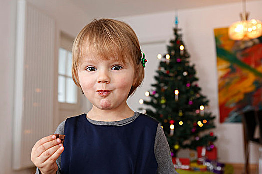 女孩,正面,圣诞树,吃,巧克力,看镜头