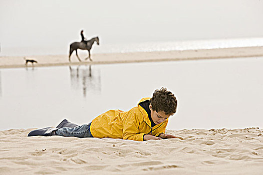 男孩,躺着,沙子,海滩