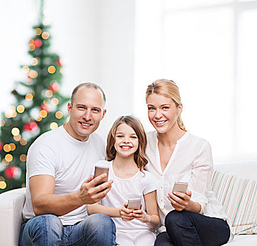 家庭,休假,科技,人,微笑,母亲,父亲,小女孩,上方,客厅,圣诞树,背景