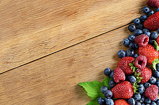 草莓,树莓,蓝莓,木桌子,微距