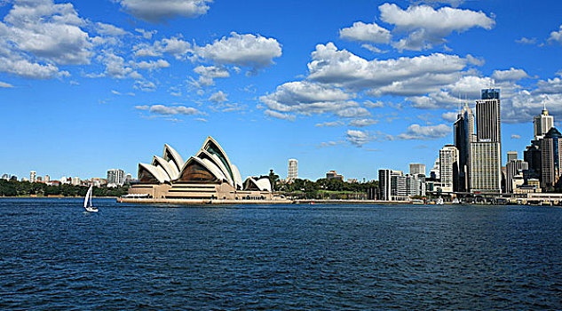 蓝天白云下的澳洲悉尼歌剧院