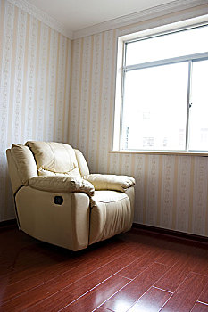米色,皮制扶手椅,靠近,窗户