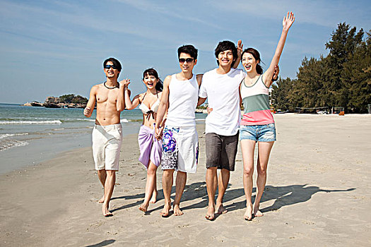 一群年轻人在海边漫步