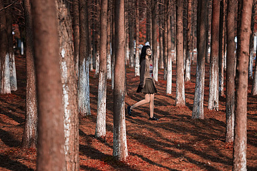 森林中漫步的少女
