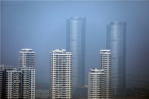 山东省日照市,高楼大厦被大雾笼罩,当地气象部门发布黄色预警