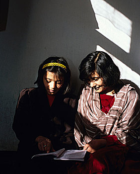 左边,帮助,读,破旧,姐妹,玛丽亚,家,居民区,喀布尔,后面,学习,学识,刺绣,班级