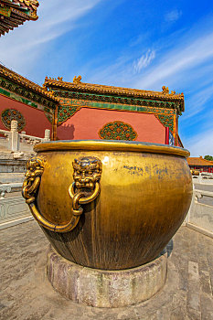 北京故宫乾清门前鎏金铜缸
