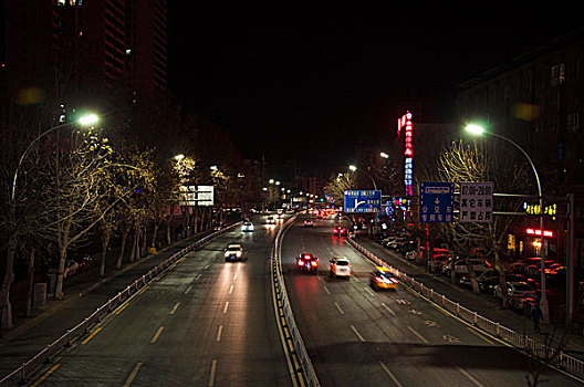 在过街天桥上看到的城市夜晚的街景