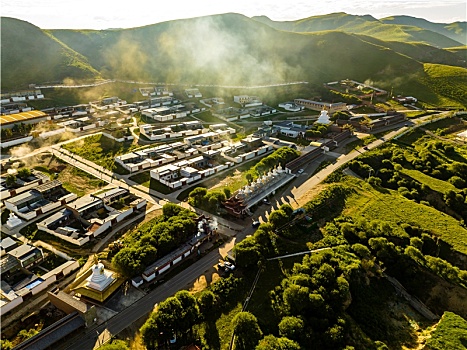 川西若尔盖草原九曲黄河第一弯清晨山川河流与民居