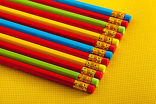 彩色铅笔和黄色画本