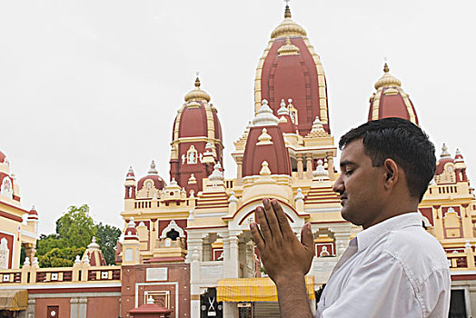 男人,祈祷,正面,庙宇,新德里,印度