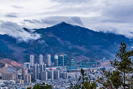 福建省福安市山谷中多云天气城区高楼建筑环境景观