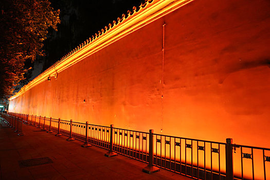 北京东长安街红墙夜景