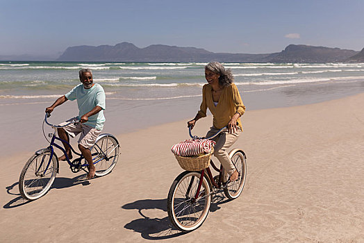 老年,夫妻,骑自行车,海滩,山,背景