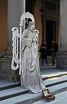 意大利佛罗伦萨老城中乌费兹美术馆门口的真人雕塑