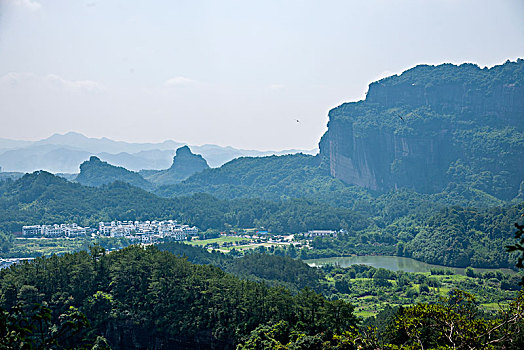 广东韶关丹霞山古寨遗址细美寨上远眺丹霞山群山