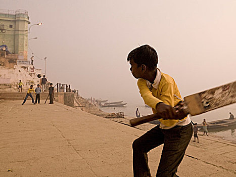 孩子,男孩,玩,板球,恒河,瓦腊纳西,印度