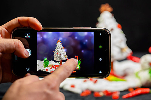手机拍摄,用食材制作的耶诞贺卡,有雪人和耶诞树