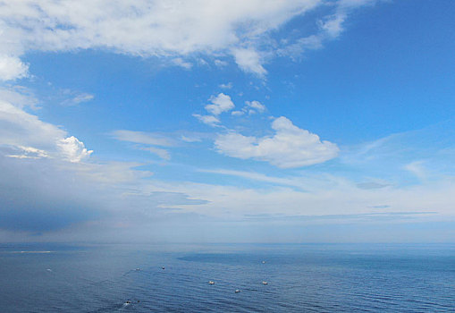 山东省日照市,夏日里的海滨海天一色,蓝天白云与碧海交相辉映惹人爱怜