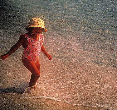 小,女孩,戴着,太阳,帽子,跑,海浪