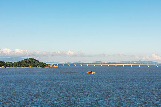 横跨珠江口海域伶仃洋上的港珠澳大桥