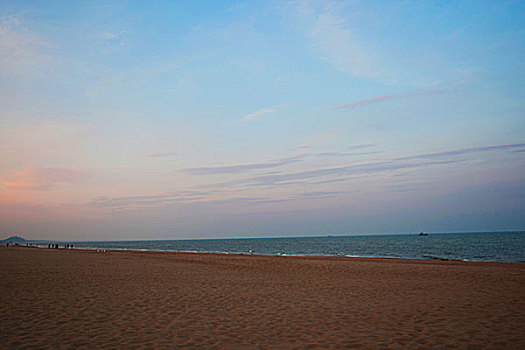 朝阳下的海滩景色