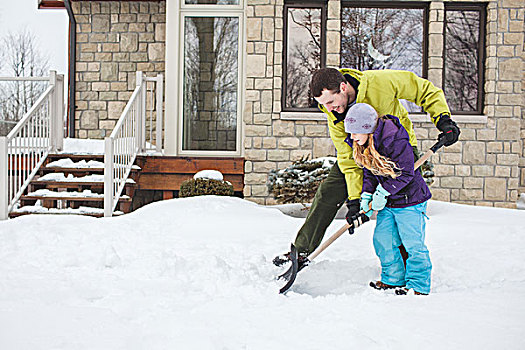 父亲,帮助,女儿,铲,雪