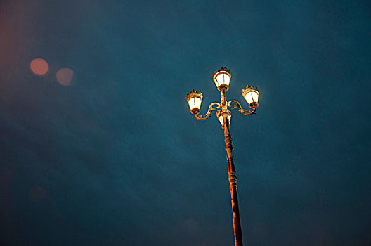 夜幕环境中的一盏路灯