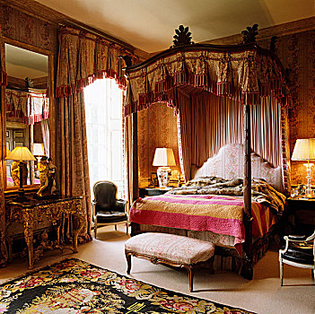 维多利亚时代风格,四柱床,红色,白色,褐色
