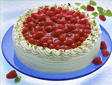 树莓,奶油蛋糕,蓝色背景,玻璃板