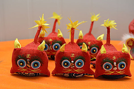 城关镇柳池村妇女制作的手工老虎布偶,陕西咸阳干县