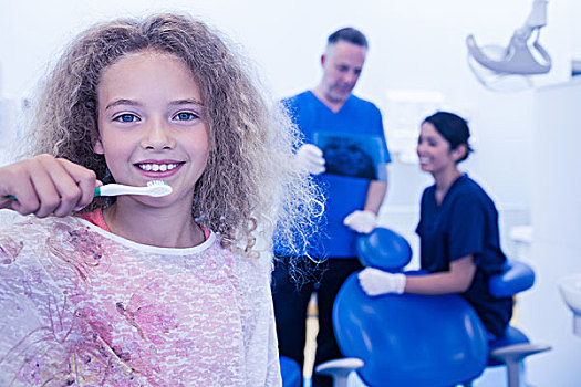 小女孩,看镜头,微笑,牙医,协助,背景,牙科诊所