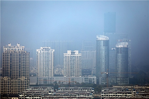 山东省日照市,高楼大厦被大雾笼罩,当地气象部门发布黄色预警