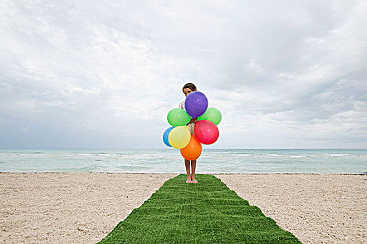 女孩,站立,人造草皮,海滩,脸,隐藏,后面,束,气球