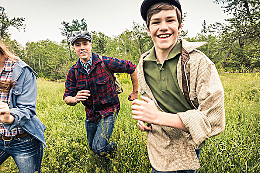 年轻人,男孩,戴着,平顶帽,跑,高草,看镜头,微笑