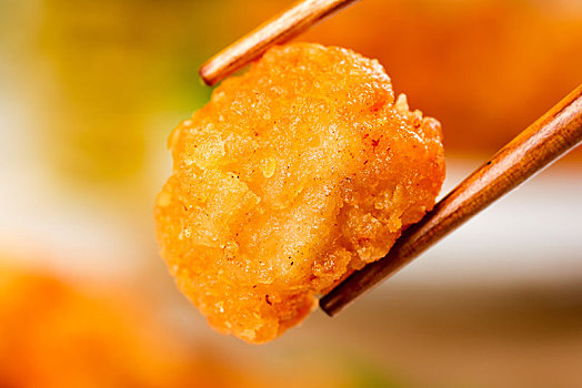 筷子上夹着劲脆鸡米花
