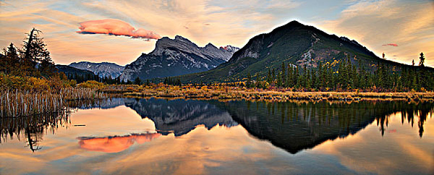 朱红色,湖,伦多山,日落,班芙国家公园,艾伯塔省,加拿大