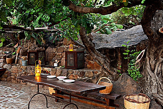 石墙,桌子,长椅,树,意大利,花园