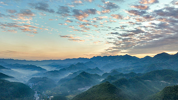 重庆酉阳,秋后山岚扮靓乡村