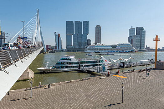 荷兰鹿特丹港口的现代建筑和伊拉斯缪斯大桥以及停靠在港口的大型游轮