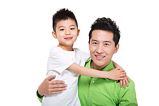 穿綠色襯衫的青年男人和小男孩