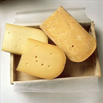 三个,种类,楔形,古达干酪,奶酪,盒子