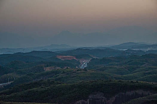 山,丹霞,群山,山脉,黄昏,红光,坡顶,驴友,旅行,地质公园,丹霞地貌,灌木,树,草,水潭,素材,平面设计