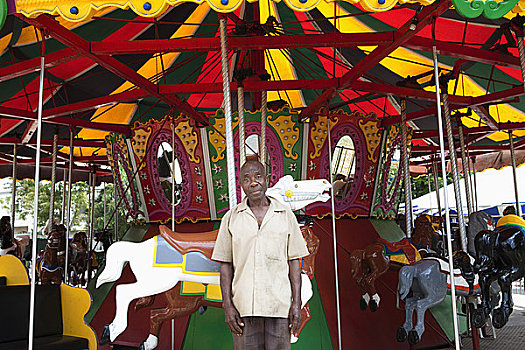 男性,服务员,站立,正面,旋转木马,牙买加