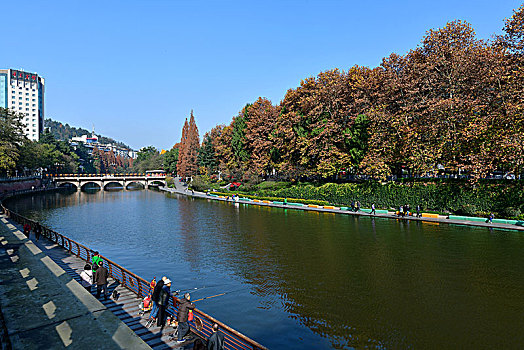 贵州遵义湘江河,色彩斑斓冬景如画
