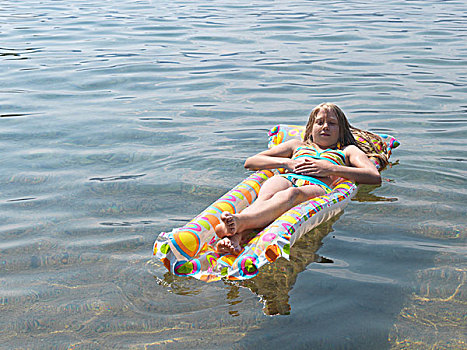 女孩,卧,气垫,平静,湖,表面,加拿大,不列颠哥伦比亚省