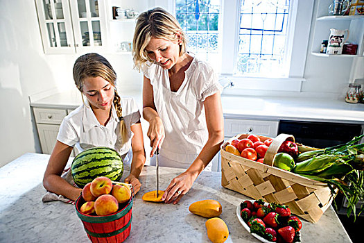 母女,厨房,新鲜水果,蔬菜